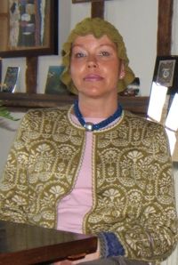 Nydelig Oleana jakke/hatt og vakkert halssmykke